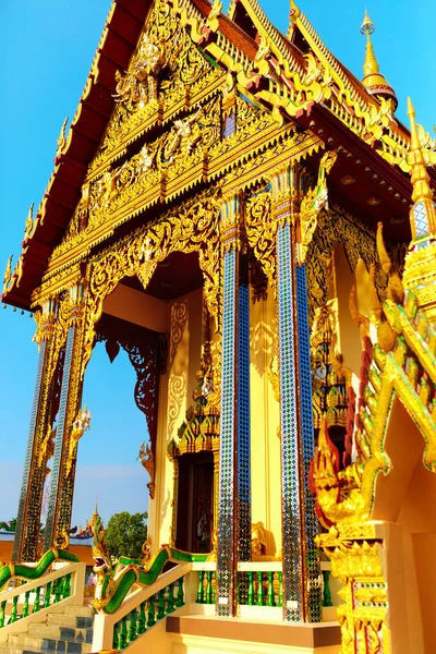 Thailand Architecture. Buddhist Pagoda At Wat Phra Yai Temple. L — 图库照片