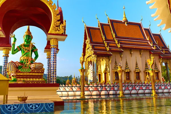 Thailand Landmark. Wat Phra Yai tempel zonsondergang. Reizen, toerisme. — Stockfoto