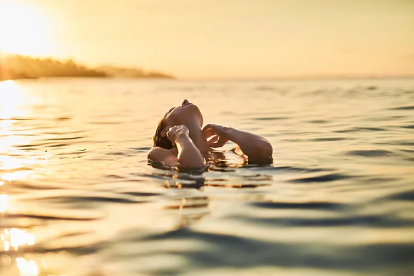 Cuidado del cuerpo. Mujer disfrutando del mar, atardecer. Un estilo de vida saludable. Verano — Foto de Stock