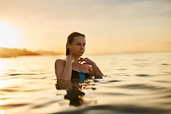 Cuidado com o corpo. Woman Enjoying Sea, Sunset. Estilo de vida saudável. Verão — Fotografia de Stock