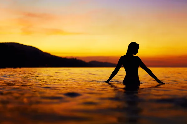 Healthy Lifestyle, Health. Woman Enjoying Sea Sunset. Summer Vac — 스톡 사진