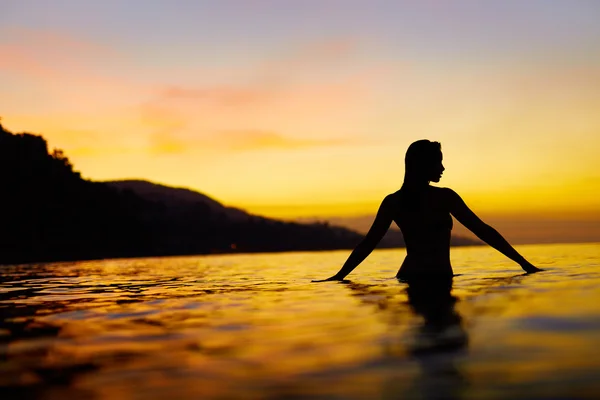 Stile di vita sano, salute. Donna che si gode il tramonto del mare. Vac estivo — Foto Stock