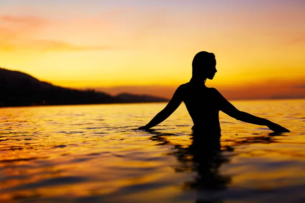 Healthy Lifestyle, Health. Woman Enjoying Sea Sunset. Summer Vac — 스톡 사진