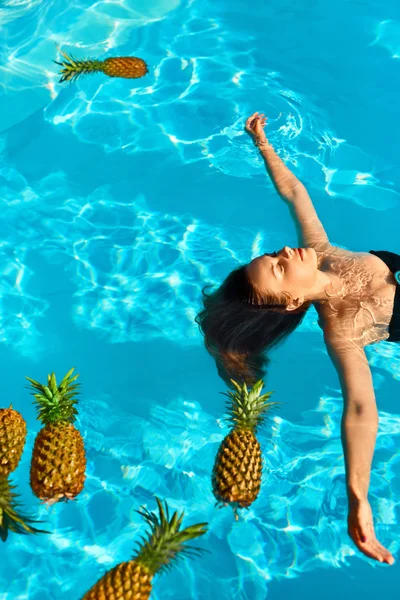Здоровий спосіб життя, їжа. Молода жінка в басейні. Фрукти, вітаміни . — стокове фото