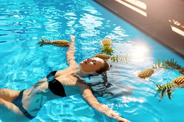 Vida Saludable, Comida. Mujer joven en la piscina. Frutas, Vitaminas . — Foto de Stock