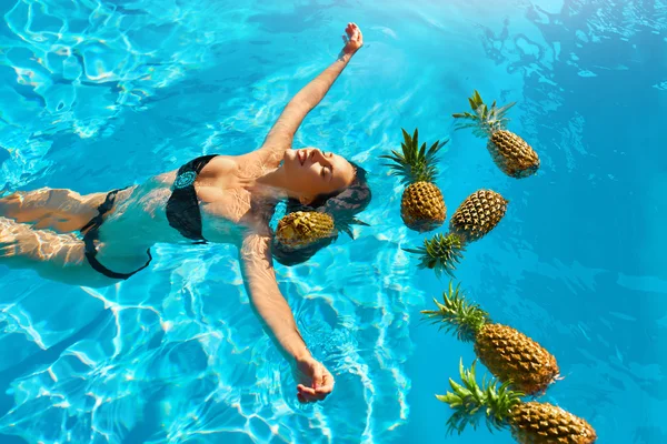 Dieta Saludable, Nutrición. Mujer con piñas en la piscina (agua  ) — Foto de Stock