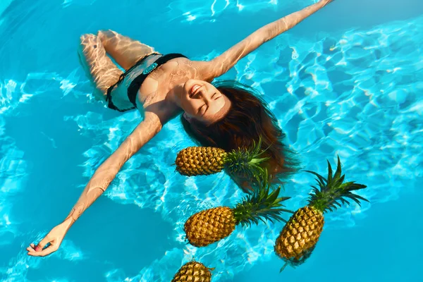 Zdrowa dieta, odżywianie. Kobieta z ananasów w basenie (woda ) — Zdjęcie stockowe
