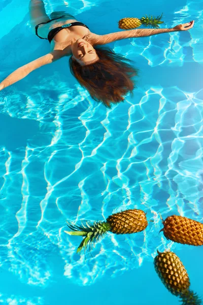 Vida Saludable, Comida. Mujer joven en la piscina. Frutas, Vitaminas . — Foto de Stock