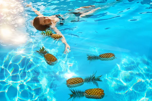 Estilo de vida saudável, comida. Jovem mulher na piscina. Frutas, vitaminas . — Fotografia de Stock