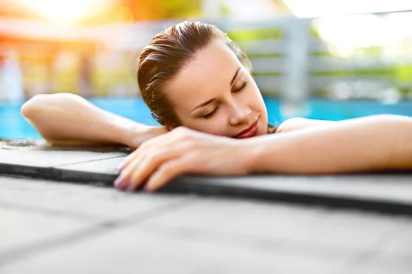 Summer Travel Vacation. Woman Relaxing In Pool. Healthy Lifestyl — 图库照片