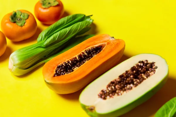 Nutrição Vegetariana Saudável. Frutas orgânicas cruas, legumes Bac — Fotografia de Stock