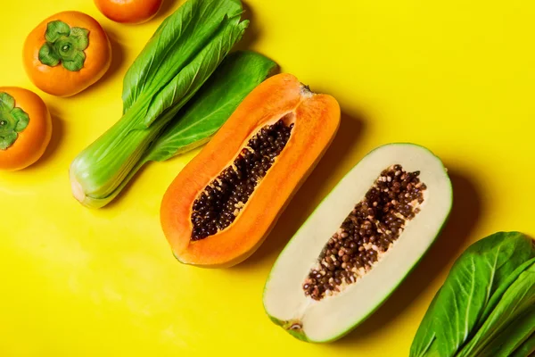 Zdravé surové organické potraviny. Ovoce, zelenina. Vegetariánská dieta výživa — Stock fotografie