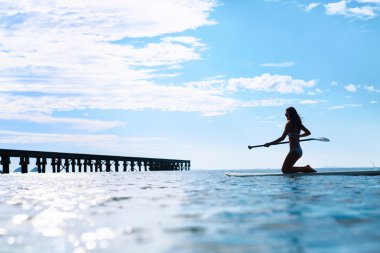 Eğlence su sporları. Kadın siluet Ocea içinde sörf tahtası üzerinde