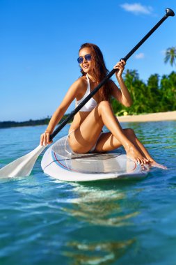 Eğlence sporları. Kadın Stand Up Paddle Yatılı ( Sörf ).