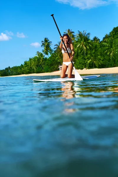 Freizeit-Wassersport. Frau paddelt auf Surfbrett. Sommer — Stockfoto