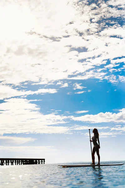 Sommer-Wassersport. Frauensilhouette im Meer. Gesunder Lebensstil. — Stockfoto