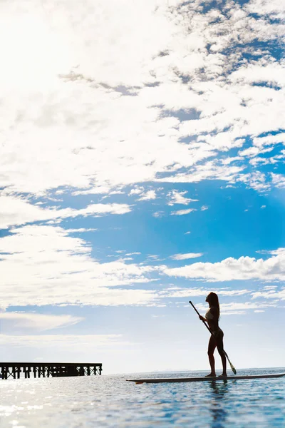 Sommer-Wassersport. Frauensilhouette im Meer. Gesunder Lebensstil. — Stockfoto