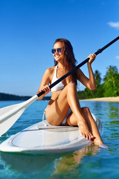 Freizeitsport. Frau Stand Up Paddle Boarding (Surfen ). — Stockfoto