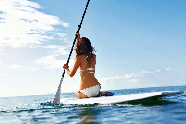 Actividad de ocio. Mujer de pie remando, surfeando. Recreativo —  Fotos de Stock