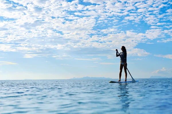여름 수상 스포츠입니다. 바다에서 여자 실루엣입니다. 건강 한 라이프 스타일. — 스톡 사진