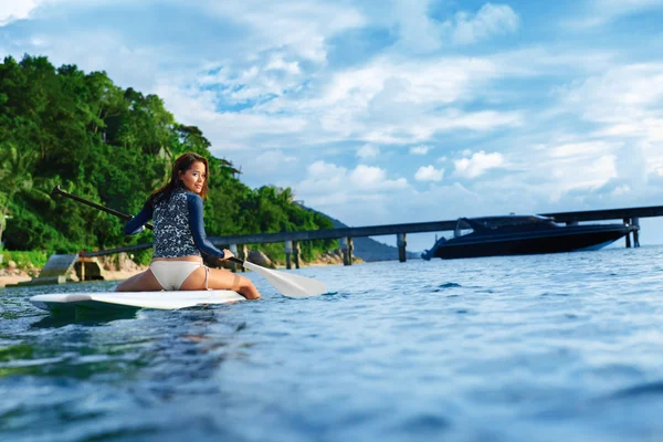 Aventura de viagem. Paddling mulher na prancha de surf. Recreação, W — Fotografia de Stock