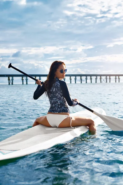 취미입니다. 소녀 서핑 보드에 얕은입니다. 여름 여행입니다. 여 승 — 스톡 사진