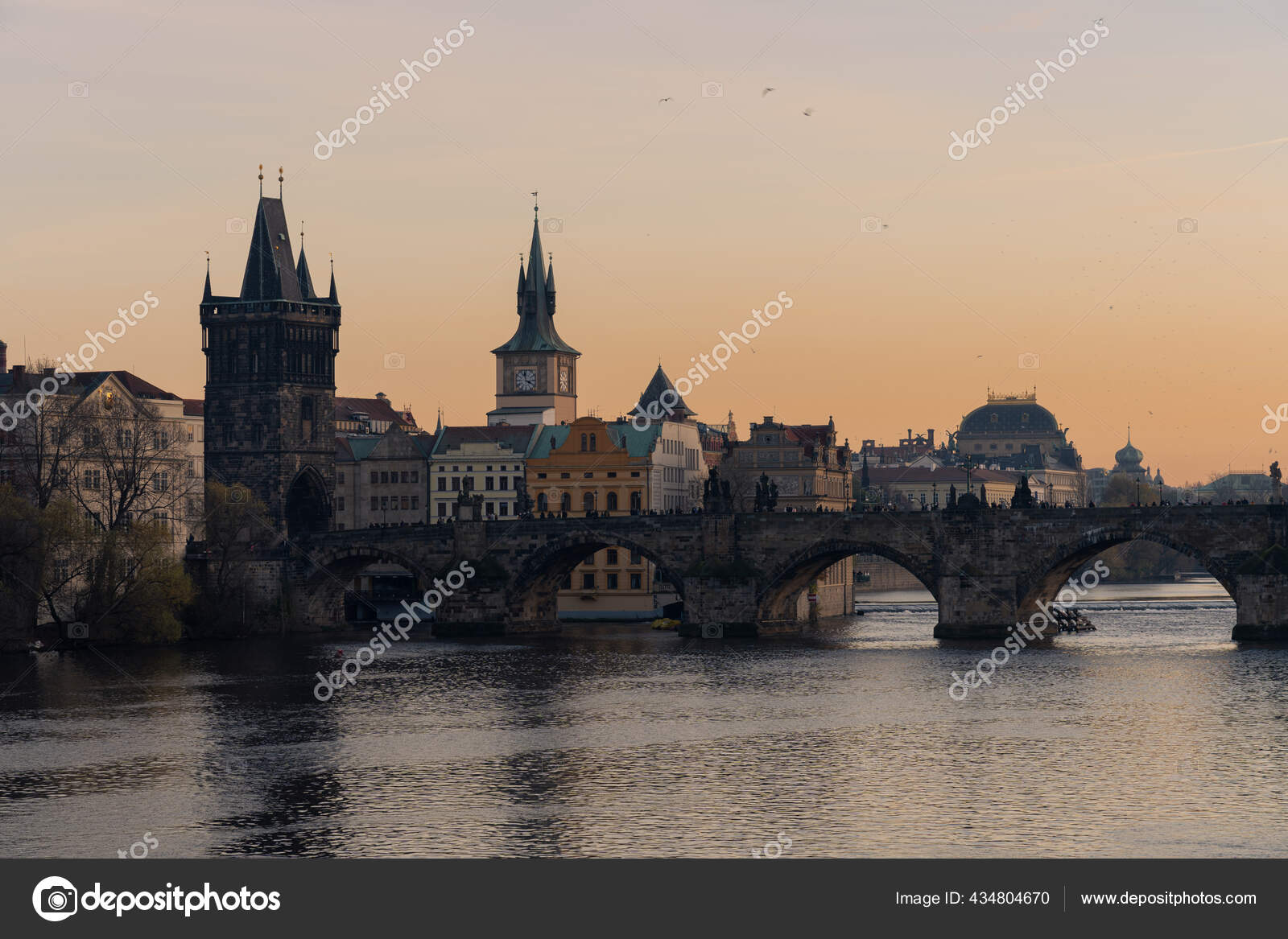 プラハのヴルタヴァ川にかかるカレル橋の景色 背景に国立劇場の建物 ストック写真 C Hopsalka