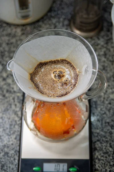 Evde beyaz kağıt filtreli Chemex