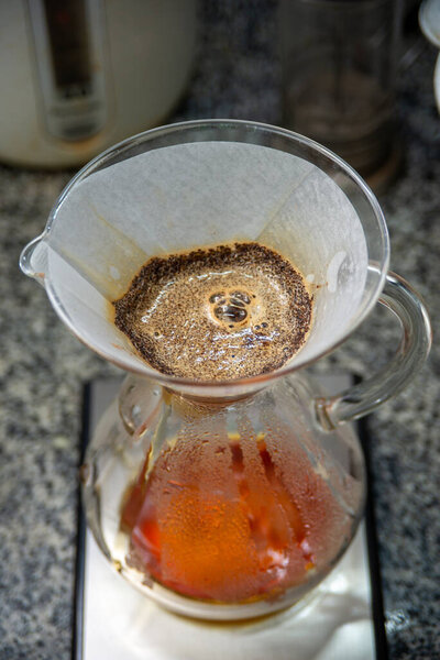 Chemex с фильтром из белой бумаги на скалах дома