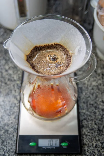 Evde beyaz kağıt filtreli Chemex