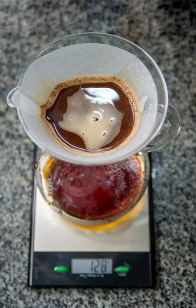 Evde beyaz kağıt filtreli Chemex