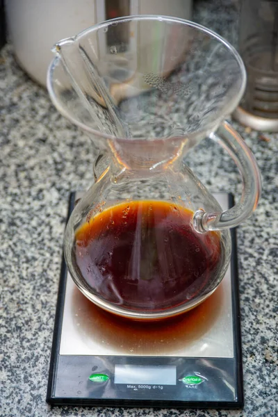 Evde beyaz kağıt filtreli Chemex