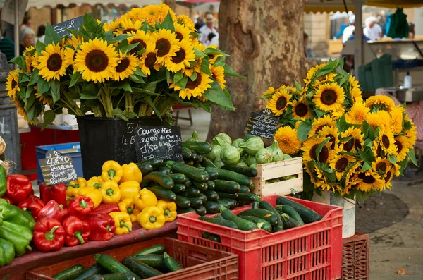 Овочі та квіти на продаж у Провансі — стокове фото