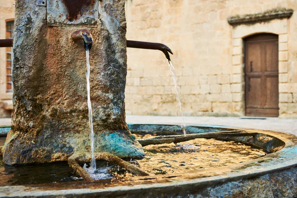 Antika fontän i provence — Stockfoto