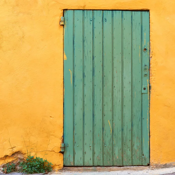 Green door on yellow wall in Provence — Stock Photo, Image