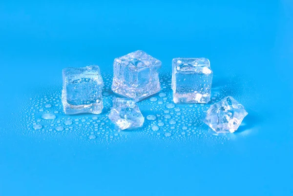 Derretimiento Del Hielo Sobre Fondo Azul — Foto de Stock