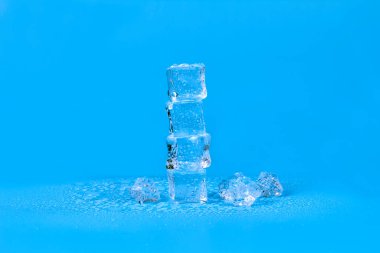 Buz küplerinin üzerinde duran içecekler için buz eritmek