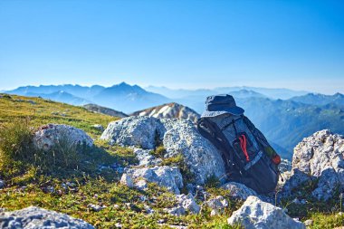 Pan 'ın başlığı ve sırt çantası konsepti dağlarda tatil yapıyor.
