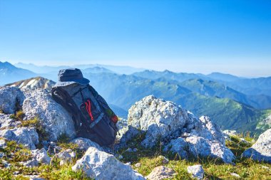 Bir başlık ve gri bir sırt çantası dağlarda tatil konseptidir.