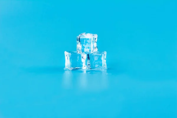 Fusion Glace Sur Fond Bleu Trois Glaçons Sont Couchés Dans — Photo