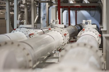 Mevcut traformatörlerde gaz yalıtımlı yalıtım. Binanın içinde gaz yalıtımlı yalıtımlı boru hatları, kablo döşemeleri. Kavram endüstrisi, elektrik üretimi.