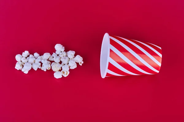 Popcorn Scattered Shape Arrow Points Right Empty Glass Popcorn Red — Stock Photo, Image