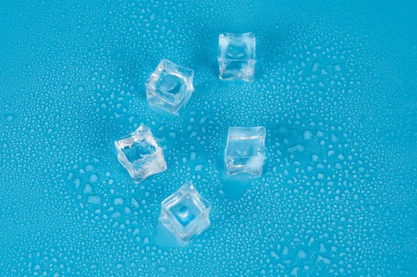 Los Cubos Hielo Derretido Yacen Gotas Agua Sobre Fondo Azul — Foto de Stock