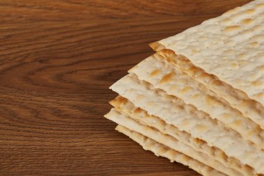 Fısıh bayramı için geleneksel Yahudi matzası tahta bir arka planda yatar. Boş alan. Matzo yığının içinde yatıyor..