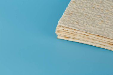Geleneksel Yahudi matzası mavi arka planda. Boş alan.