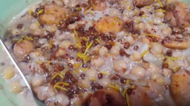 Taze lezzetli ve baharatlı ev yapımı Channa Chaat yemeğinin yakın görüntüsü. Chaat Güney Asya ülkelerinde geleneksel bir yemektir.