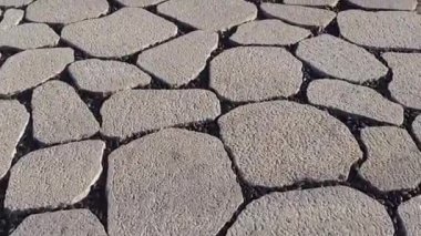 Tuğladan yapılmış beton yolda yürü. Patikada yürüyen sahne görüntüsü