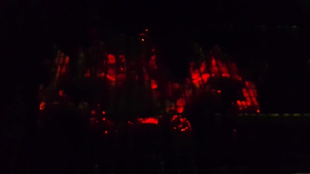 바베큐 그릴에서 불타는 석탄을 클로즈업한 석탄이 했습니다 저녁에 용광로에서 타오르는 — 비디오