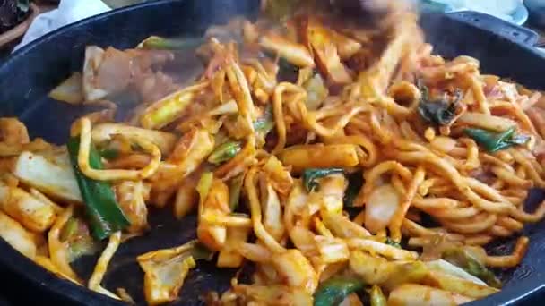 Дак Ґальбі Традиційна Корейська Їжа Смажена Курка Соусом Овочем Чанчхон — стокове відео