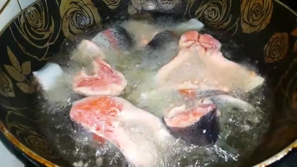 Вид Сверху Закрыть Жареную Рыбу Кипящем Масле Сковороде Концепция Еды — стоковое видео